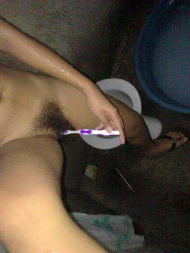Nagtu-toothbrush si ate para malinis