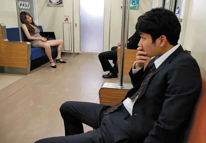 Very Lucky Men To Encounter A Pretty Girl Like This While In Train (English Sub)