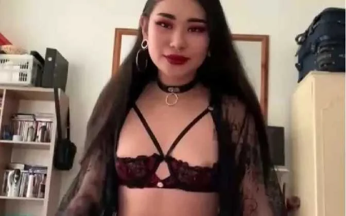 Naudlot ang pag stream nya ng game dumating ang BF na malibog.jpg