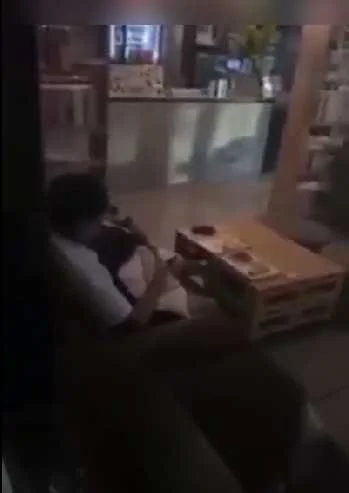 Malilibog na studyante sa loob at labas ng kwarto.webp