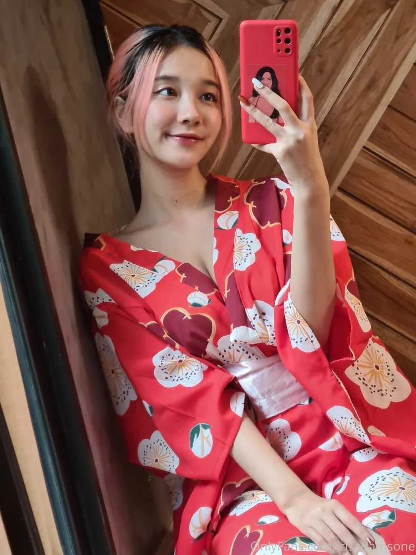 irisadamsone_2127995.webp