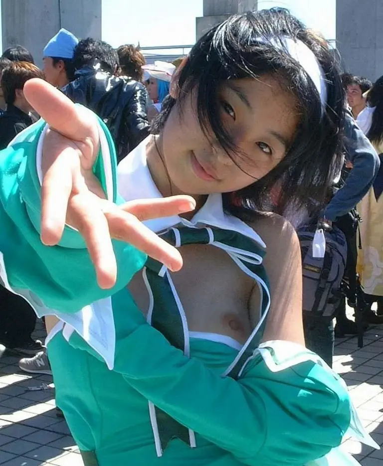 cosplay-nip-slip-06.webp