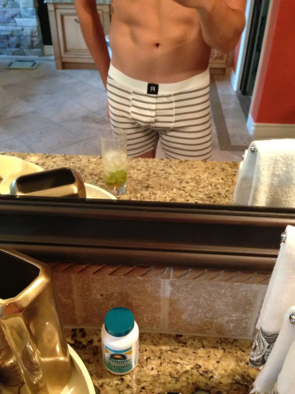 2013.09.19_18.36.42~Kaley Cuoco (23).webp