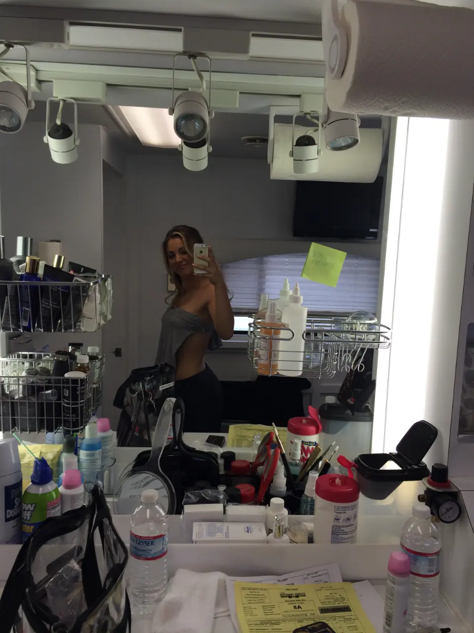 2013.09.25_13.57.18~Kaley Cuoco (9).webp