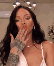 rihanna.gif