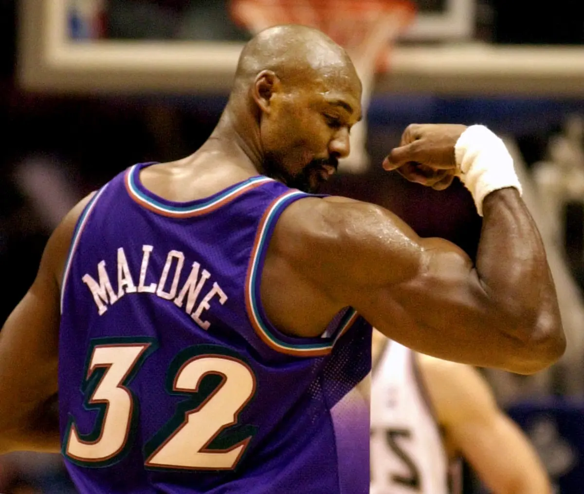 2001-karl-malone-flexing-musclejpg.webp