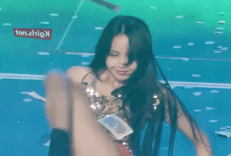 LISA-blackpink-solo-1-www.kgirls.net-ezgif.com-gif-maker-1.gif