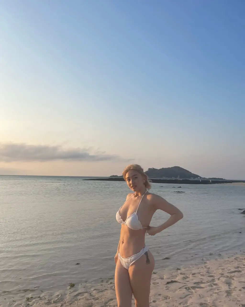 🏝️ #blond is serving me good.webp