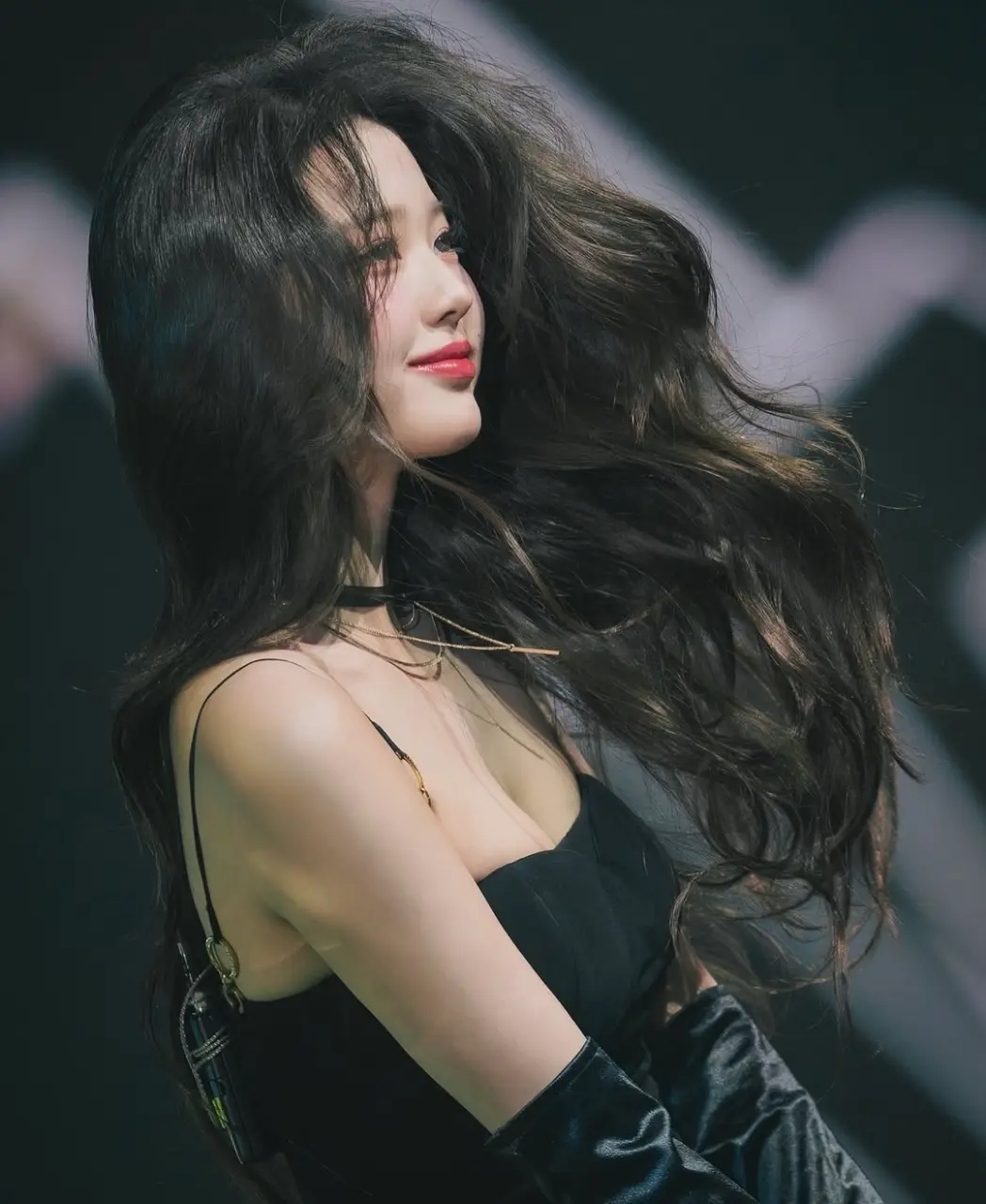 W0NY0UN9 (her delicious and hot cleavage)