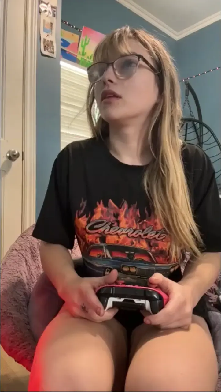 Open urfavblondestoner - 2025-03-02 - The Elder Scrolls V Skyrim - get ready with me first st...webp