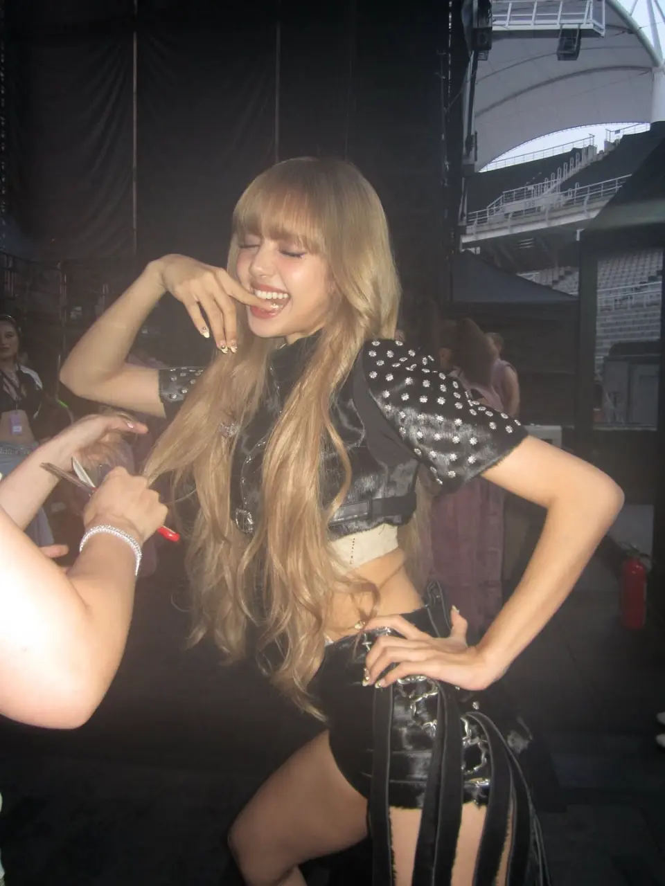 First stop - Seoul city! 오랜만에 완전체로 다시 돌아온 BLACKPINK! 블링크와 함께해서 너무 소중하고 행복한 시간이었요!🥰 역시 첫 시작은 한국이.webp