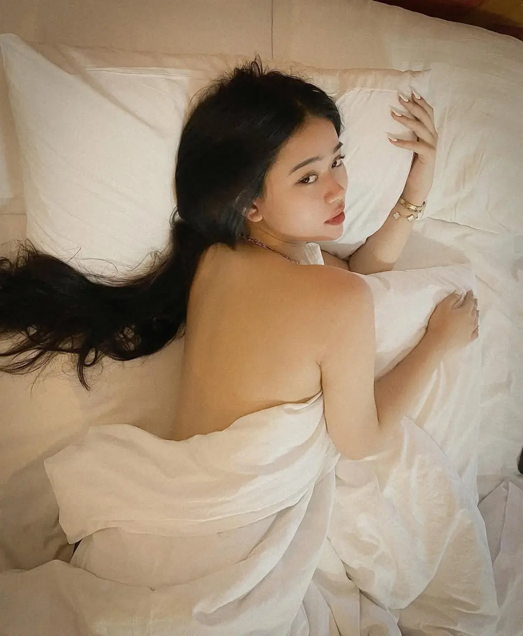 Come to bed, i’m still sleepy(1).webp