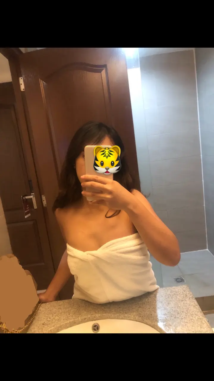 F8pZqe2asAA_SGj.webp