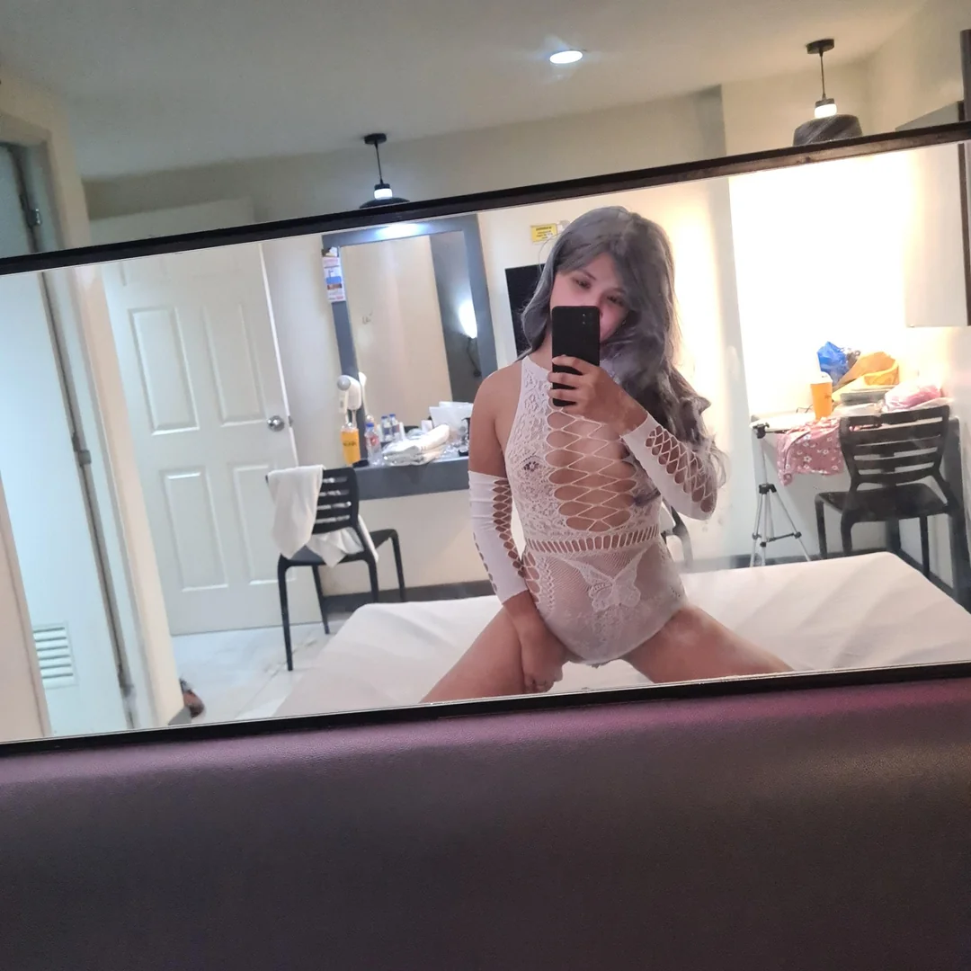 front-view-side-view-or-bent-over-v0-u2iqnzujnt7f1.webp
