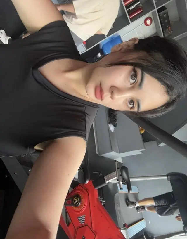 hi-im-available-v0-tyupvi56mf4f1.webp