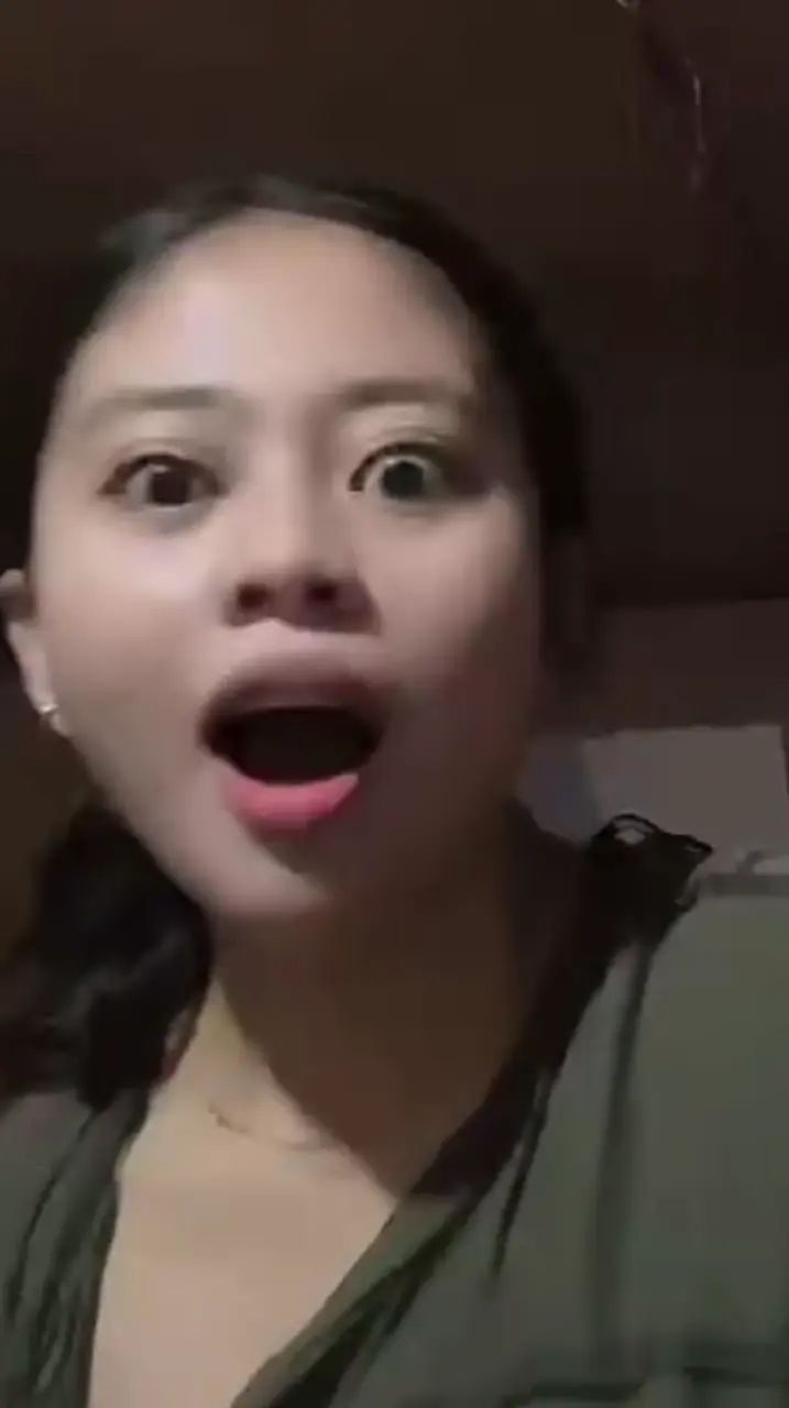Nipslip at Around 0:09 (Gulat siya eh)
