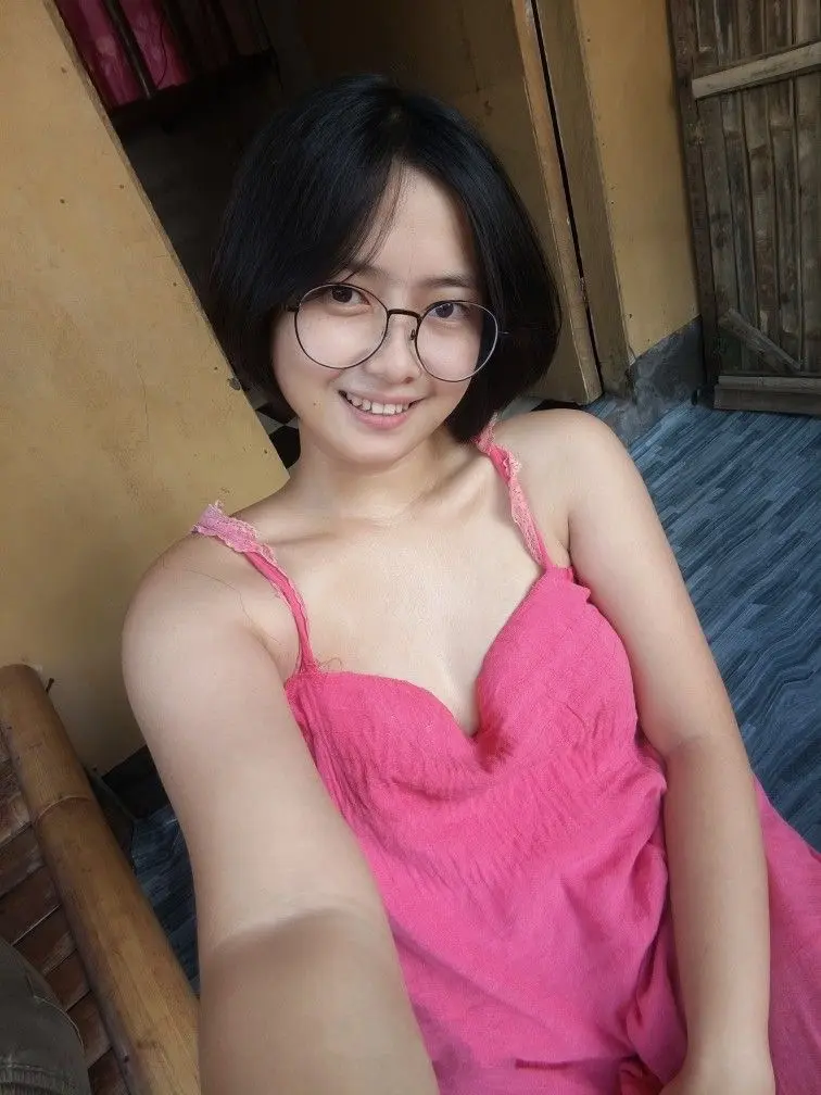 Pinay with glasses