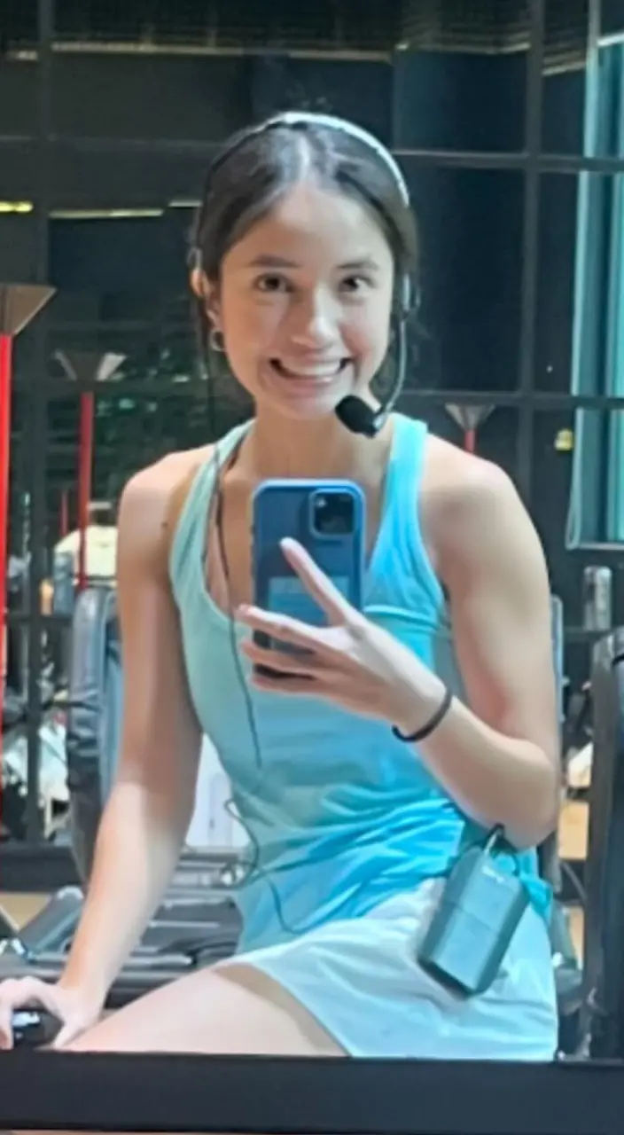 Ang ganda talaga ng smile ng petite na to. Bihira lang to magbikini.