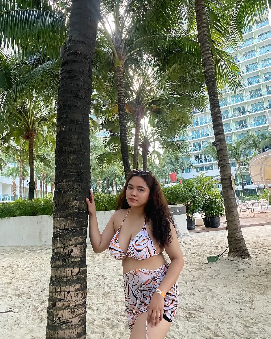 Ella (dating schoolmate ko, pakimanyak ulit)