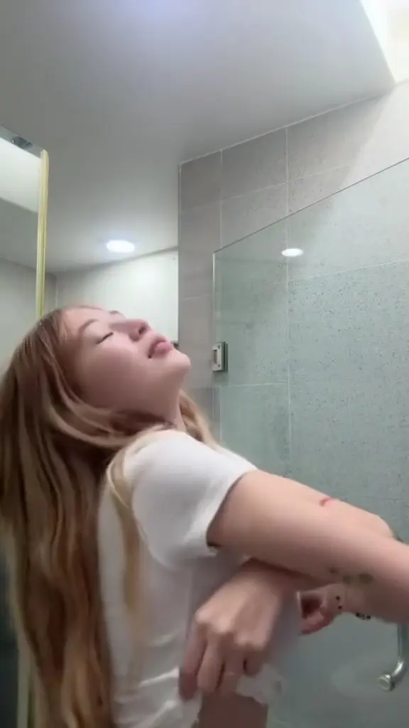 Sofia Smith - Fyang Shower Vid