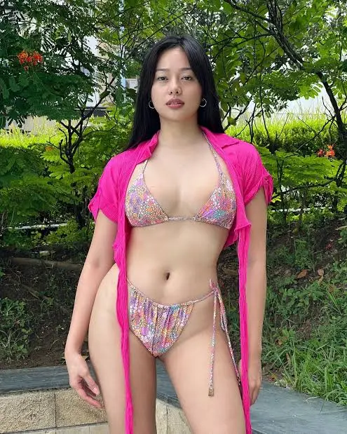Konting pasilip ni Ava
