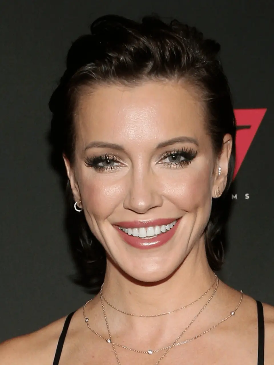 Katie_Cassidy.webp