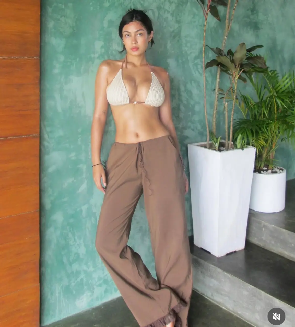 Mamahaling morena bombshell