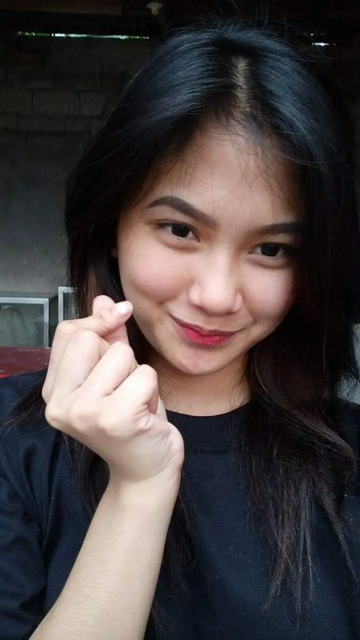 Si Patricia ay magaling maggitara