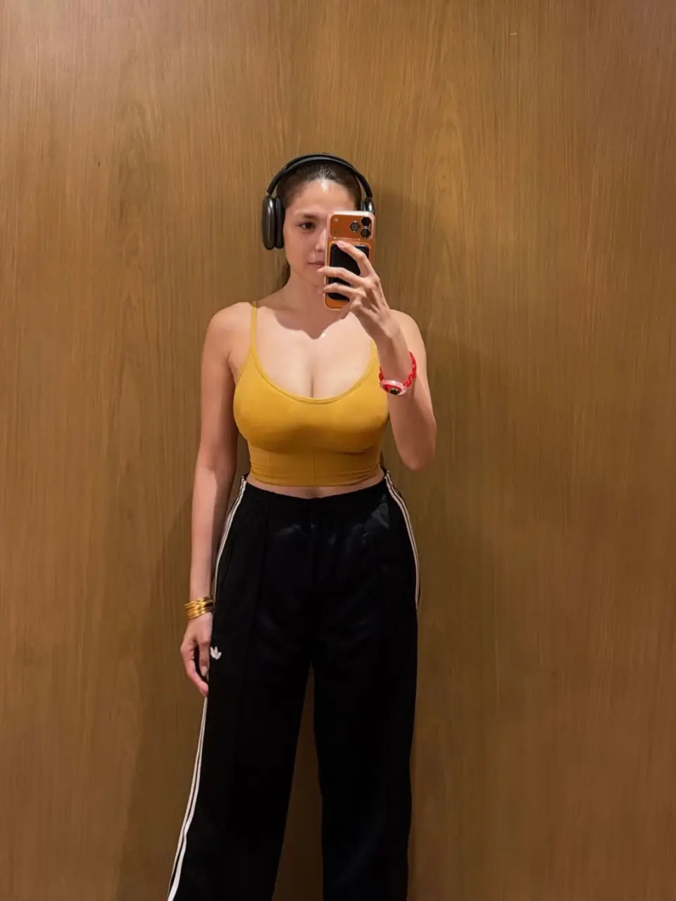 Great set of jugs ni @ndrea t0rres in gym clothes