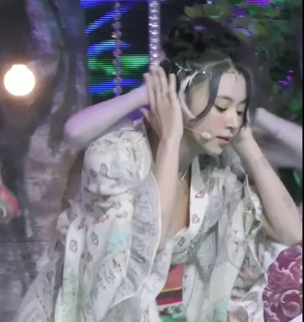 Kpop accidents (nipslip, panty-slip) Chaeyoung - Yeji - Yujin - Wheein