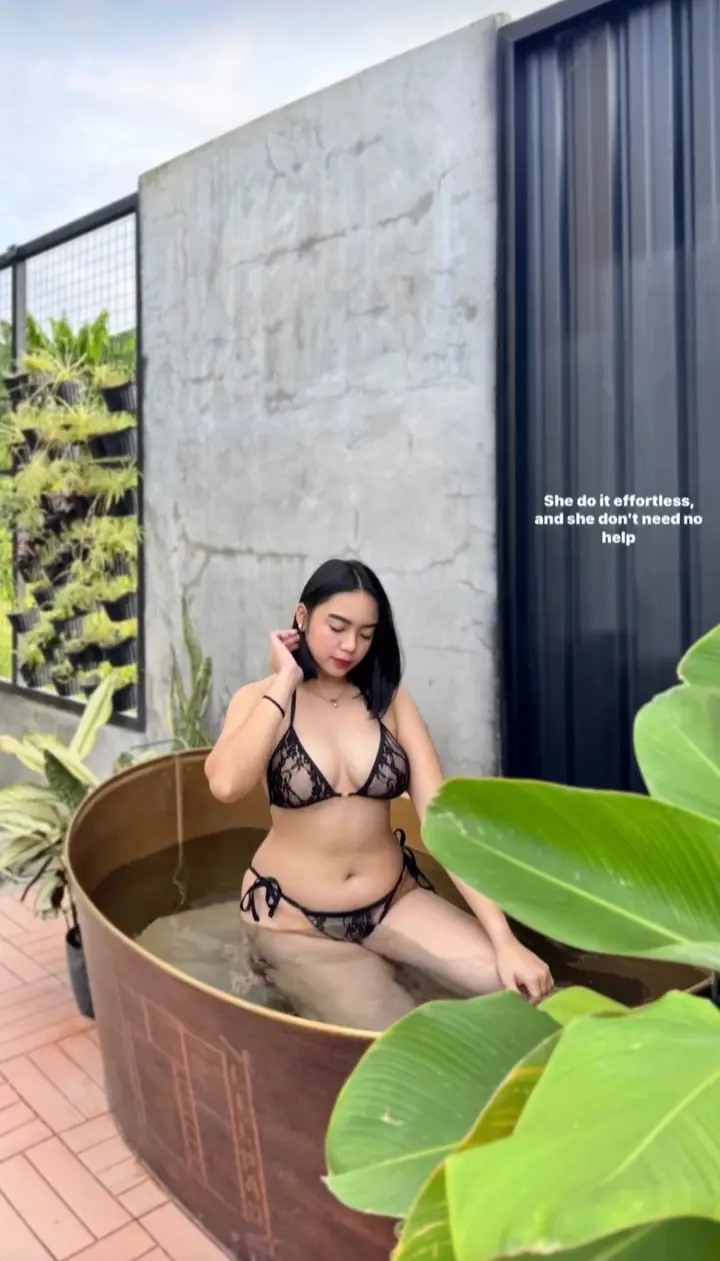 Sana palaging bakasyon ang jowa ni tropa para laging may bikini pics