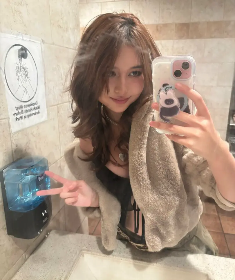 cqndygrl_0038.webp