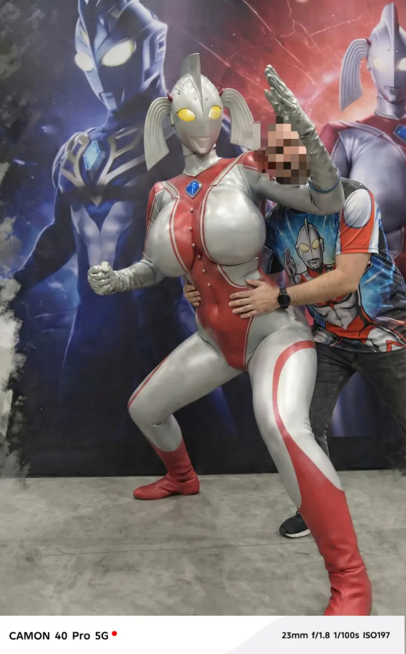 Ultrawomen cosplayer ultra thick