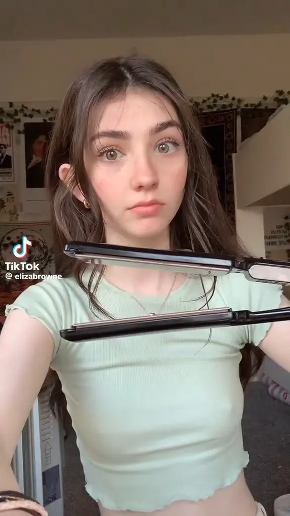 Eliza - random girl on black app