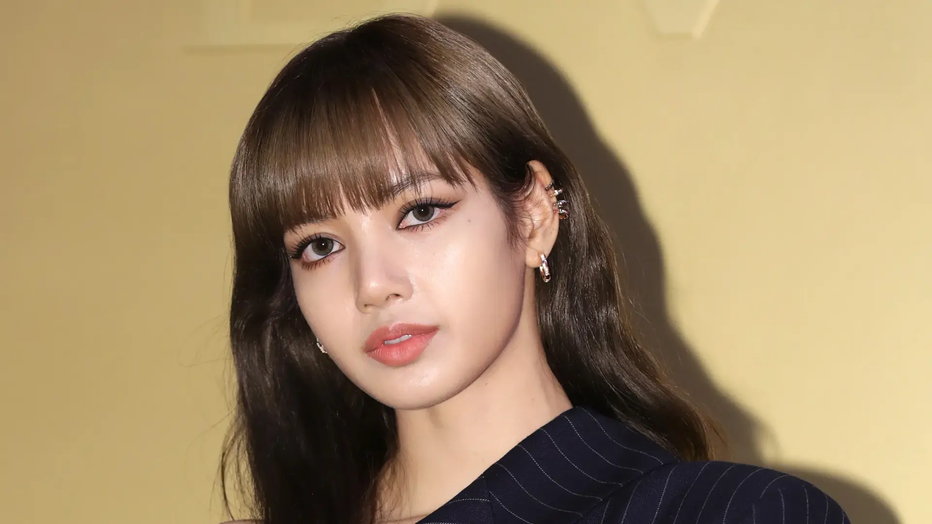 blackpink%20lisa%20gold%20background.webp