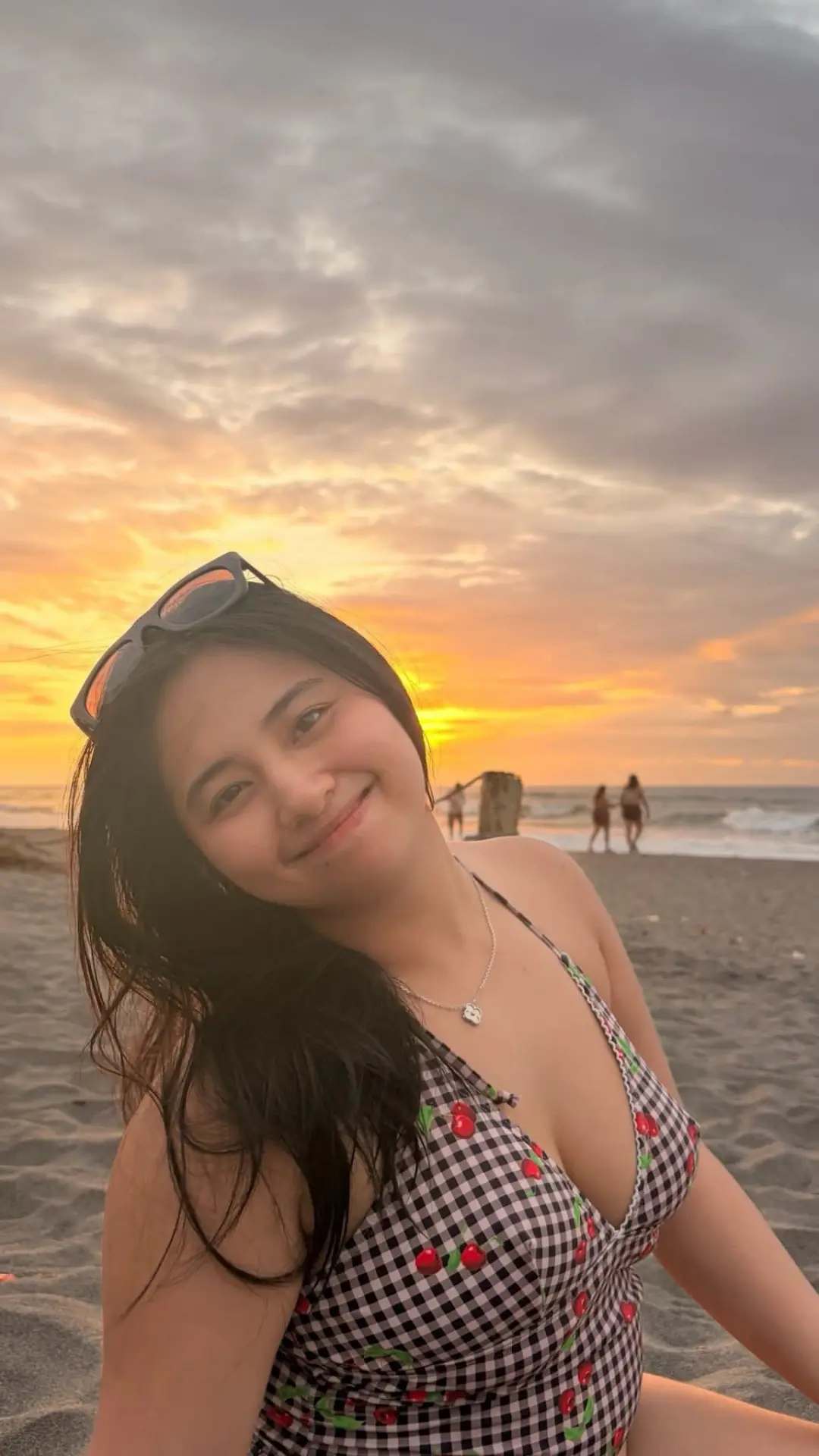 Kr!$te£ T. Solid babe sa beach
