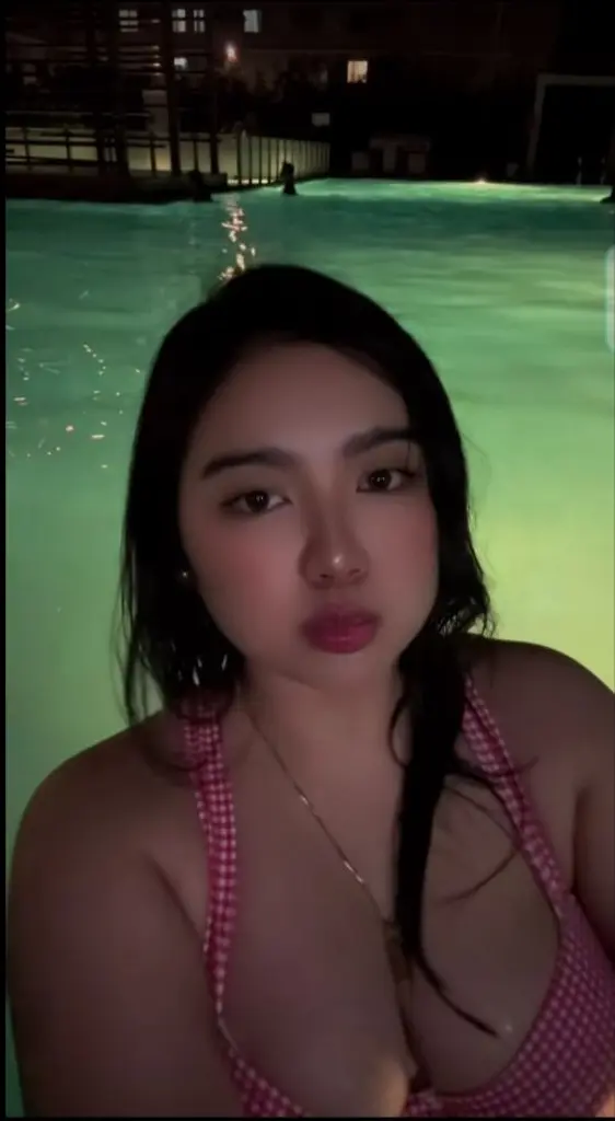 Chubby baddie sa swimming pool