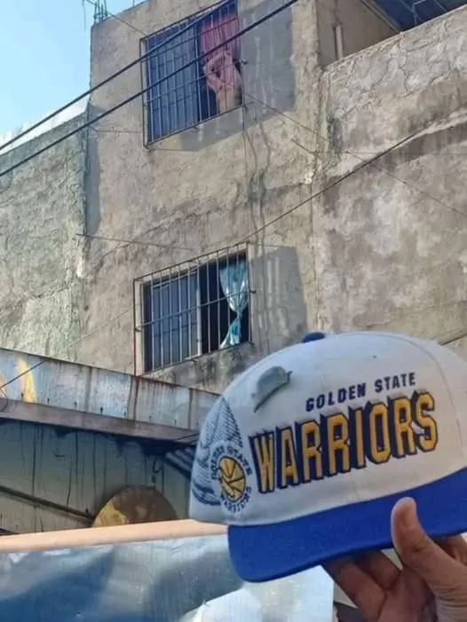 Ang init na talaga sa pinas mabuti at may sombrero si manong