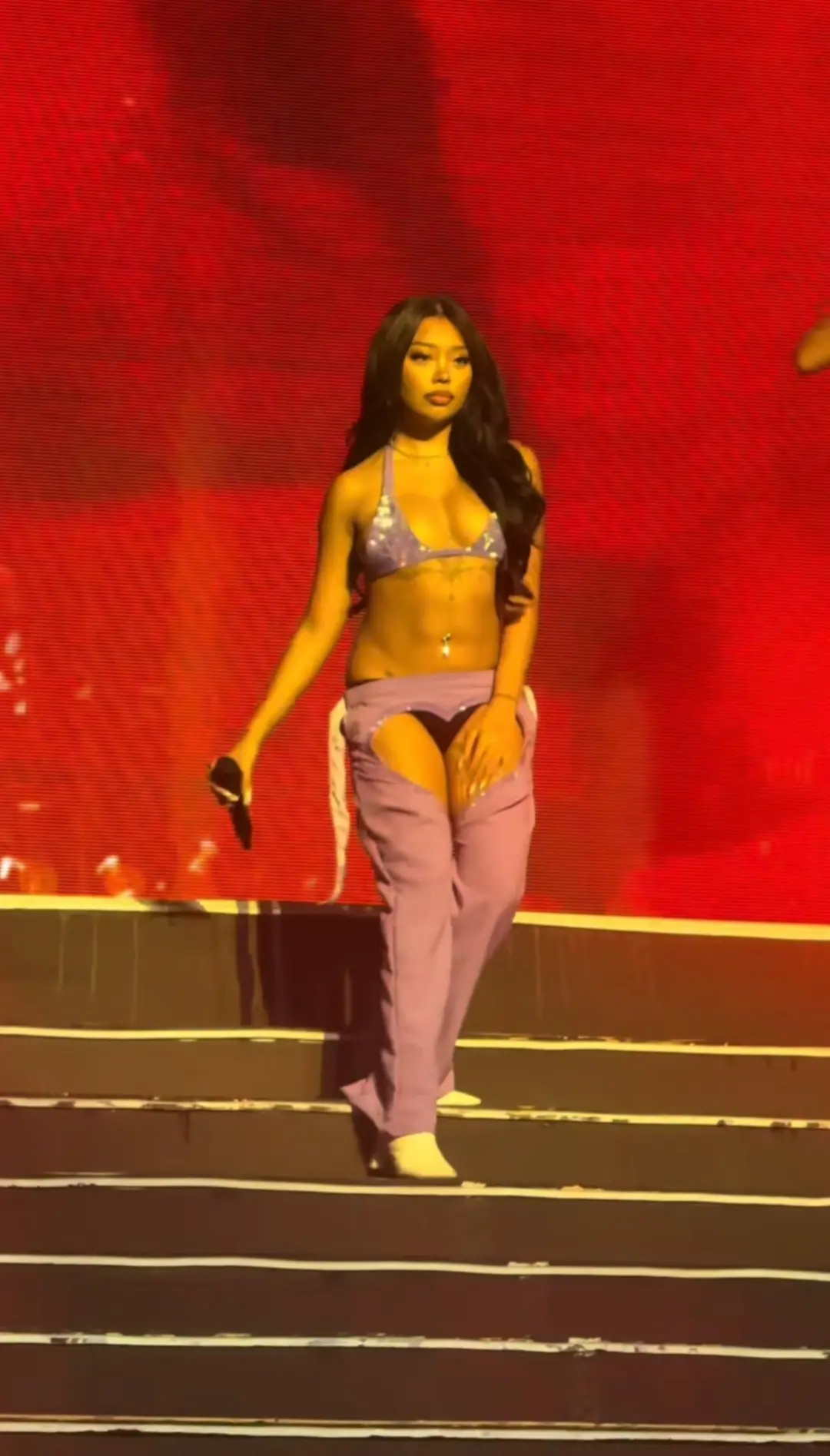 Denise Julia nagpakita ng onti sa live performance (sarap ng undies)