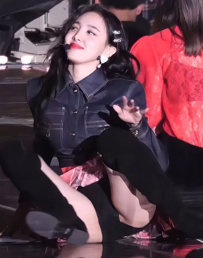 TWICE Nayeon pussy lips slip?