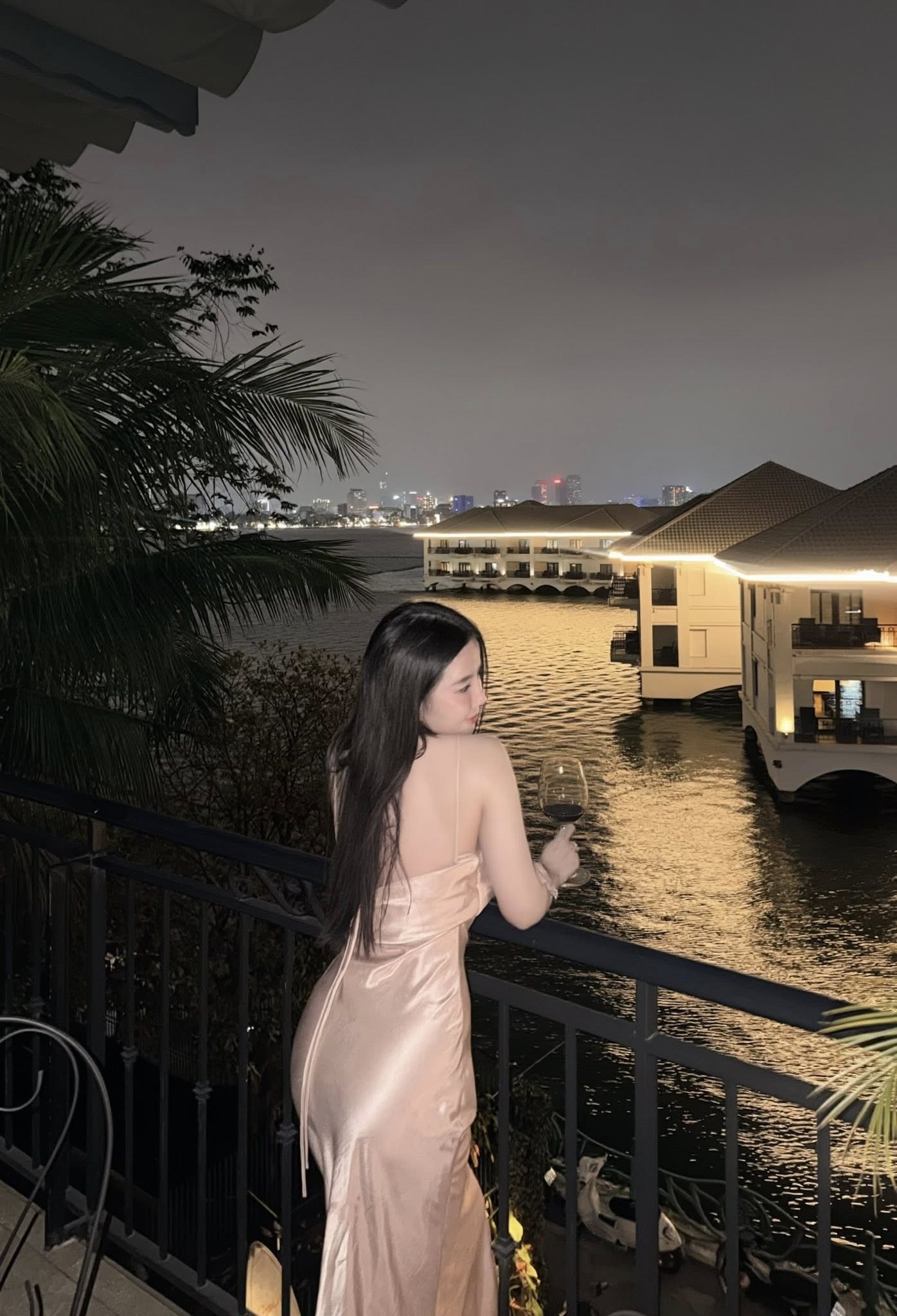 Có thể là hình ảnh về váy ngủ