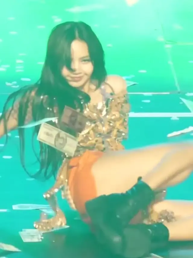 blackpink-lisa-v0-_1qpZRL2921NrT2C0weBfAInRhf8JMD1G9MG4ty2FuA.webp