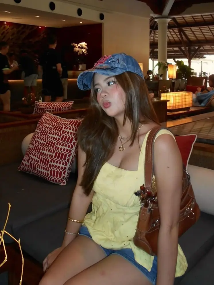 Thicc blue schoo1 cutie
