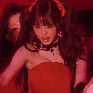 Kpop accidents (nipslip, panty-slip) Wonyoung 2