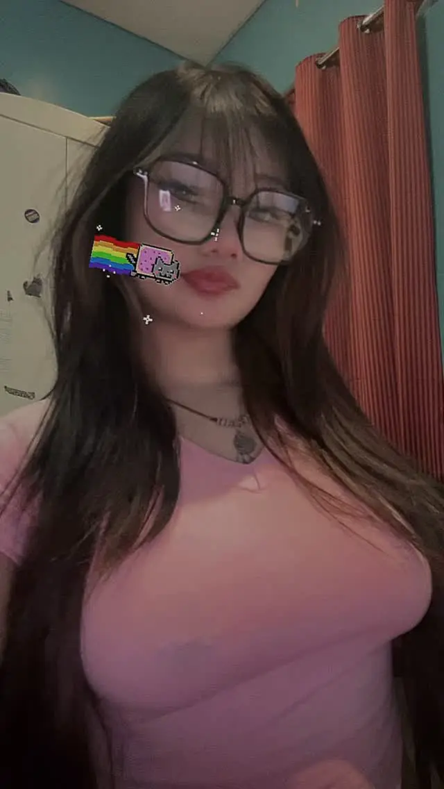 Thicc goth baddie sa IG
