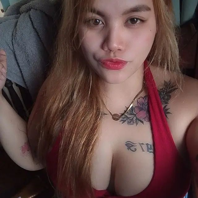 (perso) tatted milf na nagbebenta nudes
