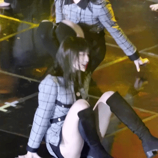 Kpop accidents (nipslip, panty-slip) Momo - Chaeyoung