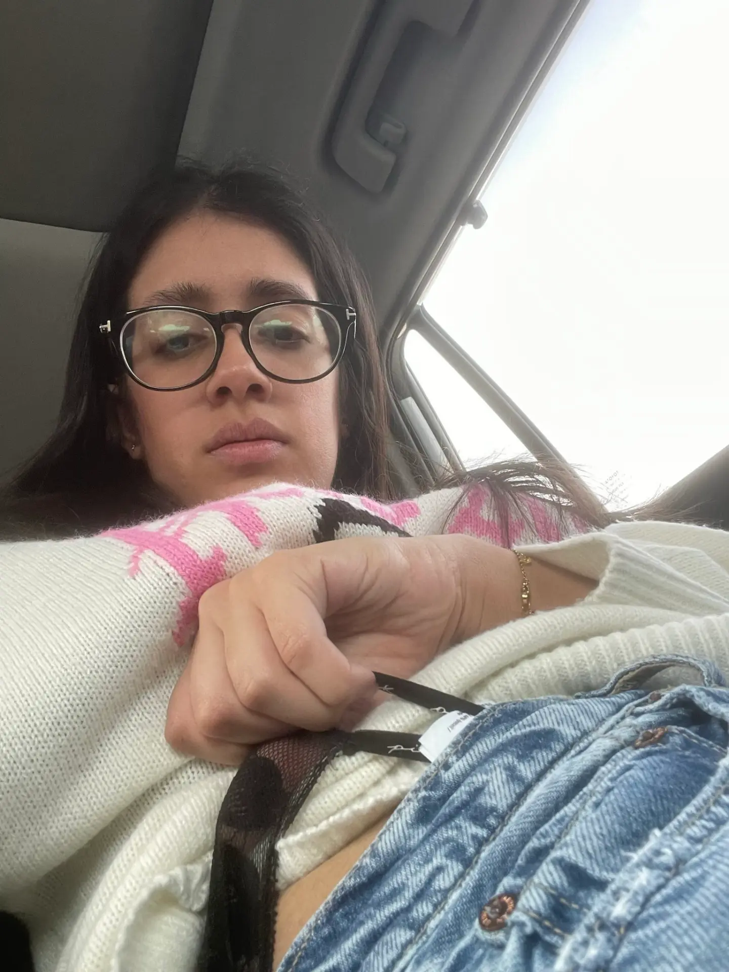 GKHGD95XwAAeLR2.webp