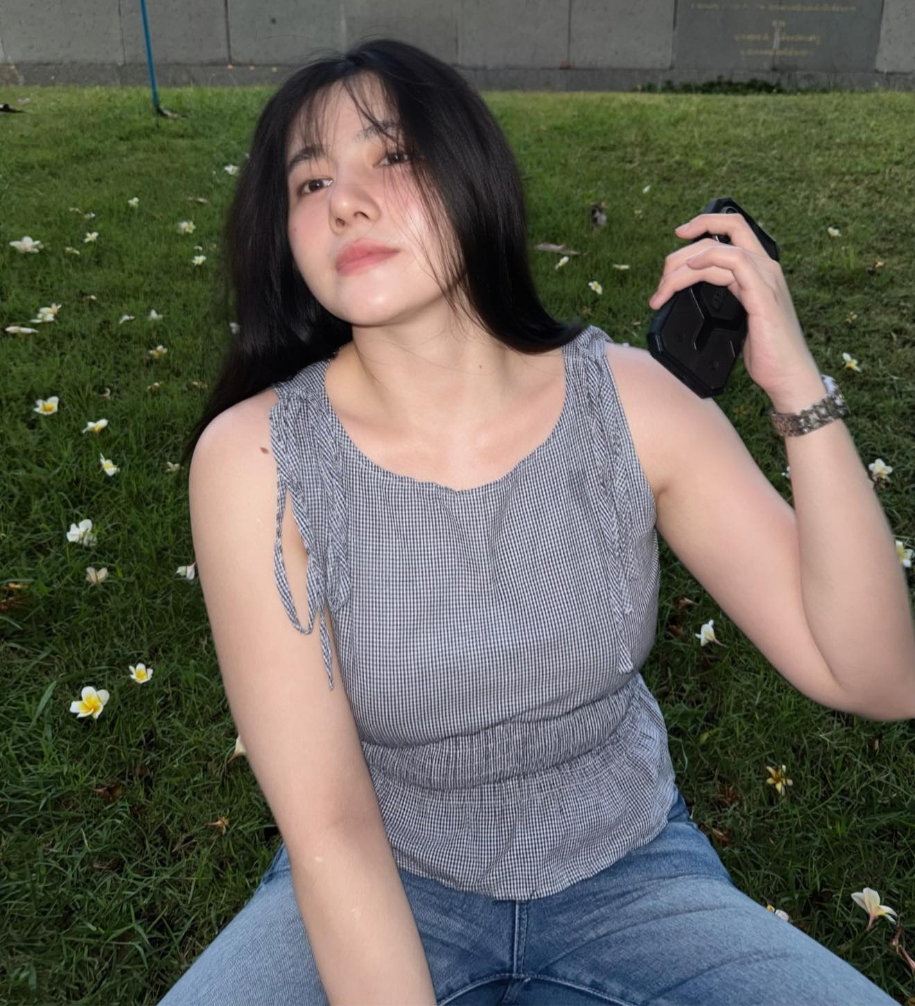 Có thể là hình ảnh về điện thoại và cỏ