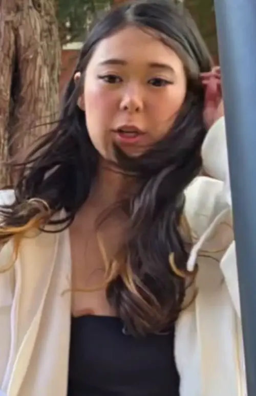 ExtraEmily Nipslip may sumilip